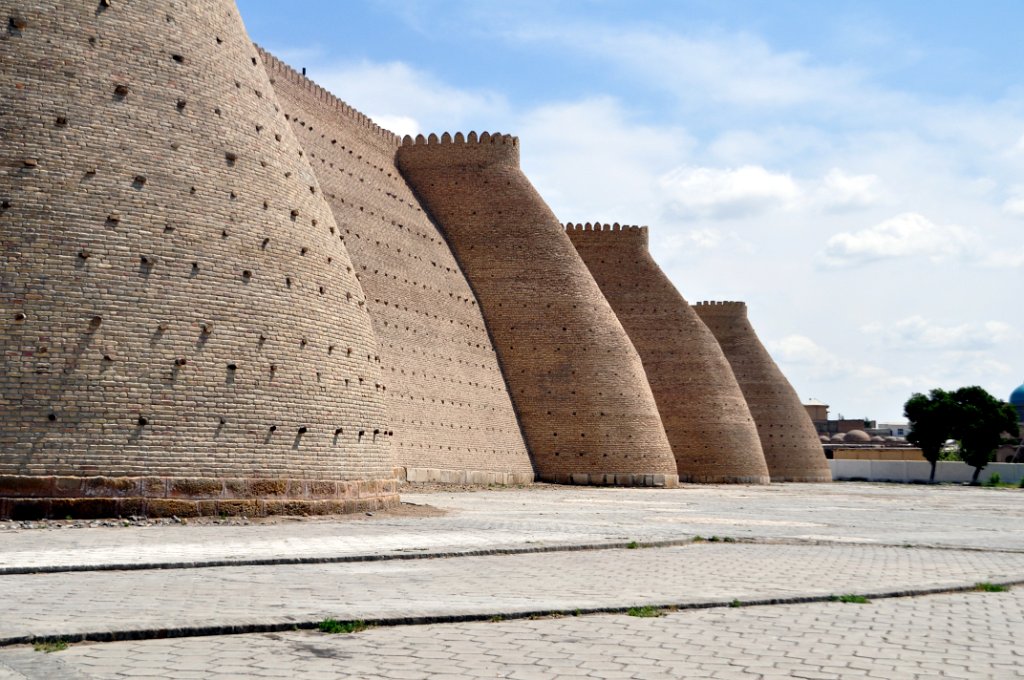 16 Bukhara - mura della fortezza.JPG